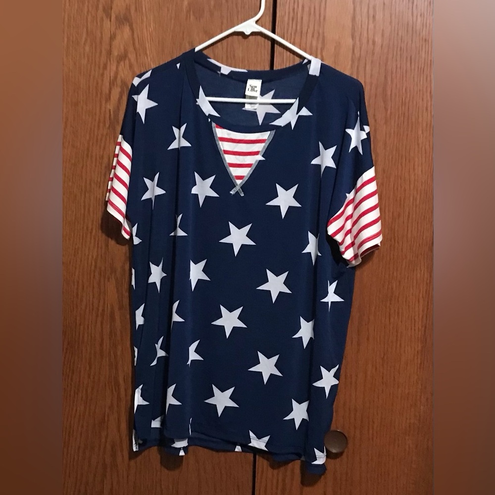 NWOT Sew In Love Size Large Patriotic Star Print Top Shirt Short Sleeve